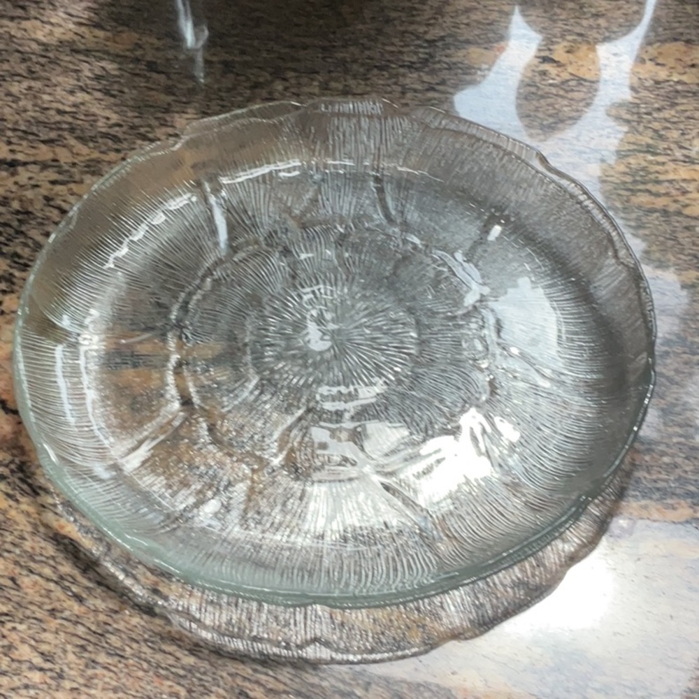 Arcoroc vintage Fleur set of 2 plates. In excellent condition.